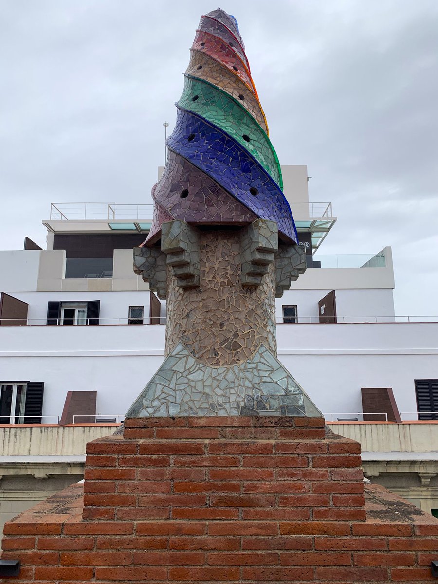 Bcnsingular's tweet image. Els pinacles-xemeneia que va dissenyar Gaudí al terrat del Palau Güell -n'hi ha una vintena; tots, diferents- només podien ser obra d'un geni (Nou de la Rambla 3-5 #Raval)