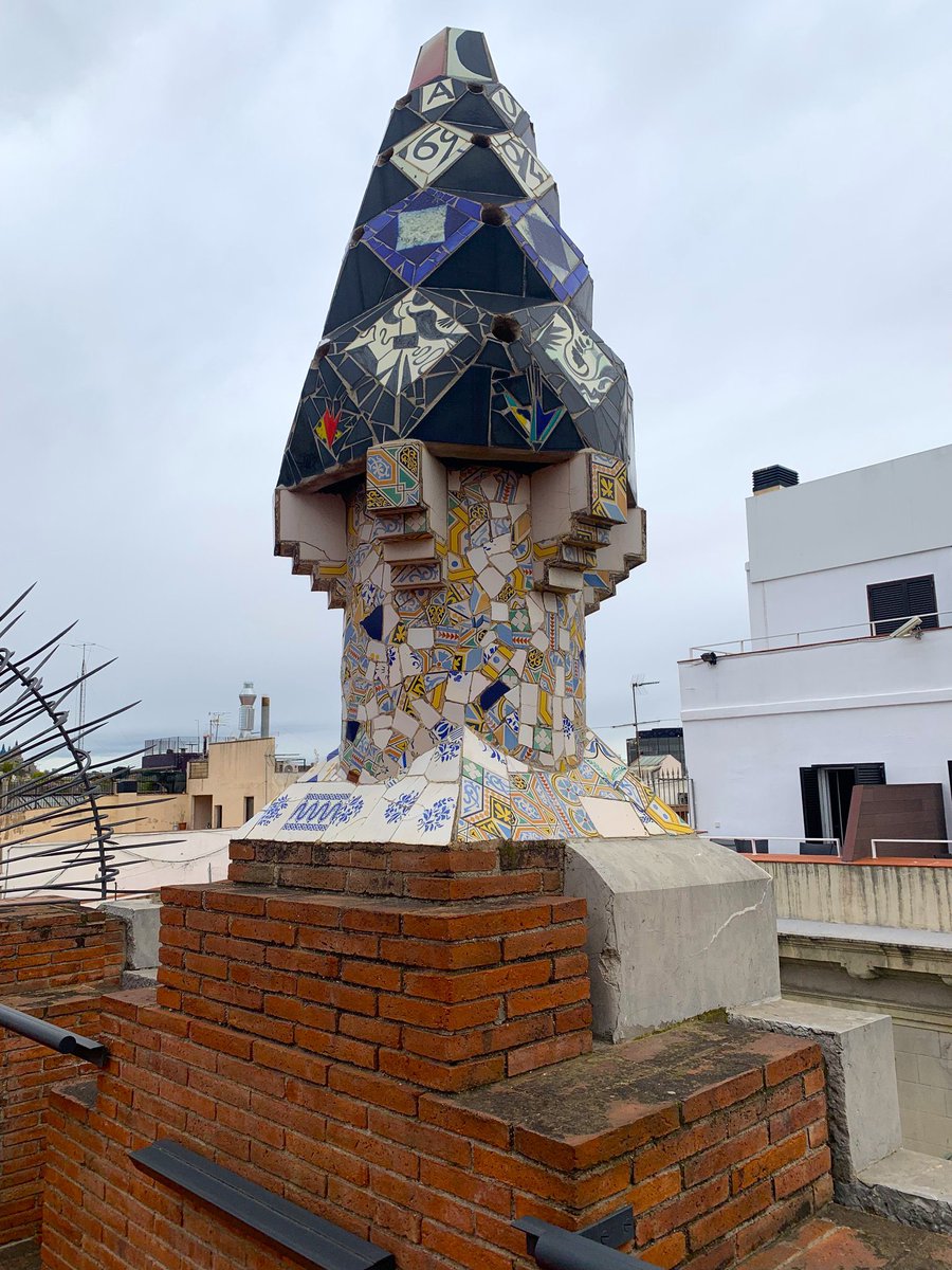 Bcnsingular's tweet image. Els pinacles-xemeneia que va dissenyar Gaudí al terrat del Palau Güell -n'hi ha una vintena; tots, diferents- només podien ser obra d'un geni (Nou de la Rambla 3-5 #Raval)