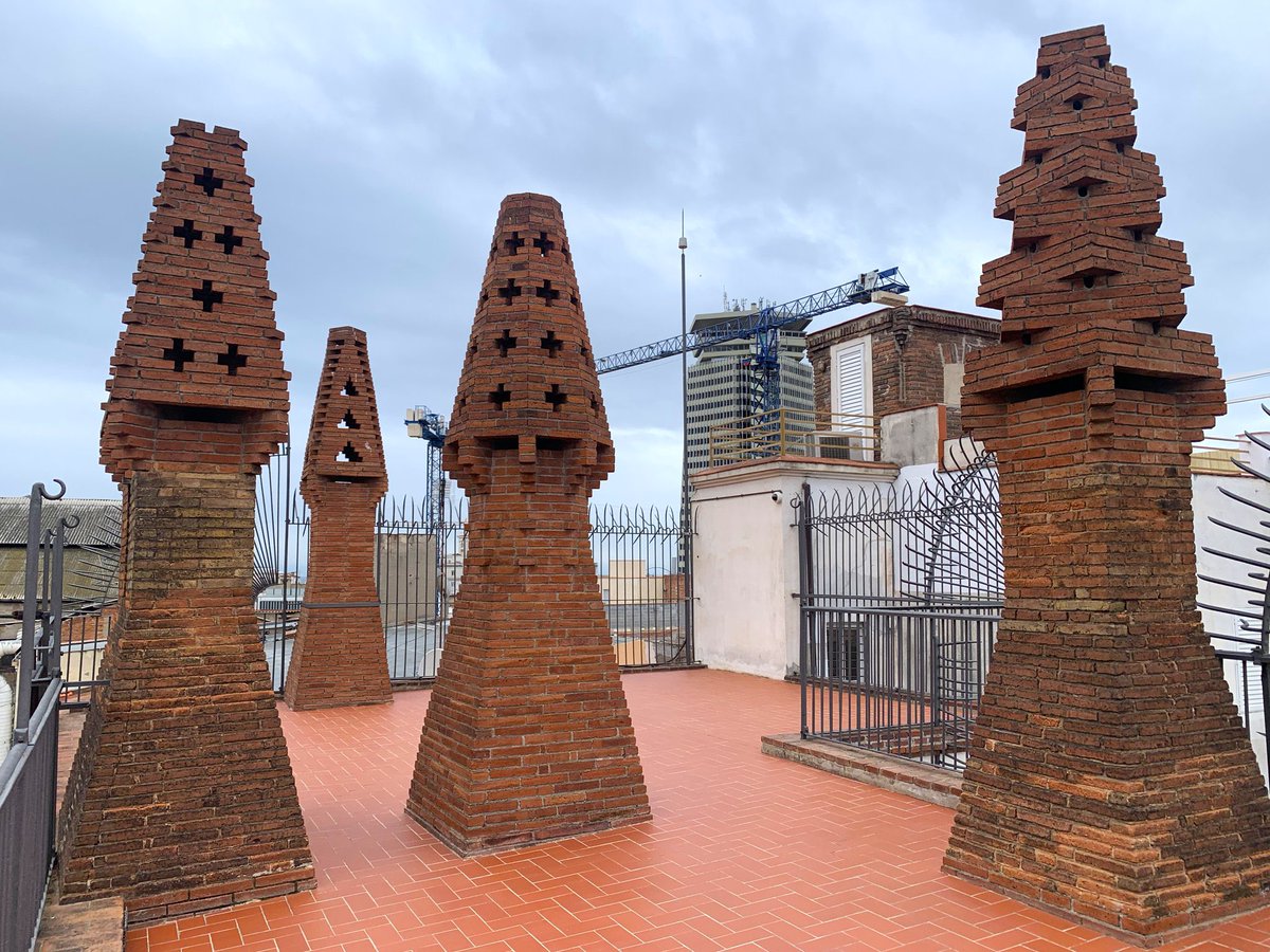 Bcnsingular's tweet image. Els pinacles-xemeneia que va dissenyar Gaudí al terrat del Palau Güell -n'hi ha una vintena; tots, diferents- només podien ser obra d'un geni (Nou de la Rambla 3-5 #Raval)