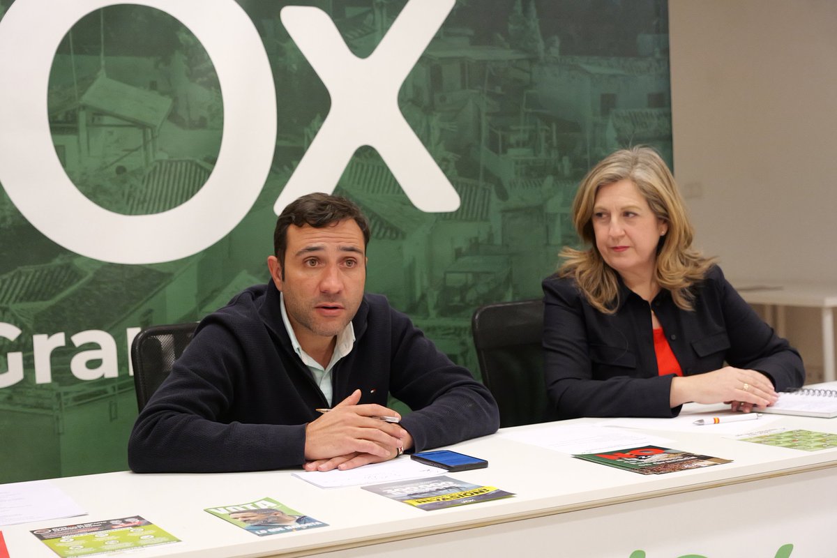 ✅️ Reunión con afiliados de los distrito Chana, Centro, Genil y Albaicín de Granada capital.

VOX sigue creciendo gracias a todas las personas que cada día da un paso al frente para defender España 💪🇪🇸

Únete ⤵️
voxespana.es/alta-de-afilia…

<a href="/bsagustino/">Beatriz Sánchez Agustino</a>
<a href="/Alberto_vox/">Alberto Peña</a>