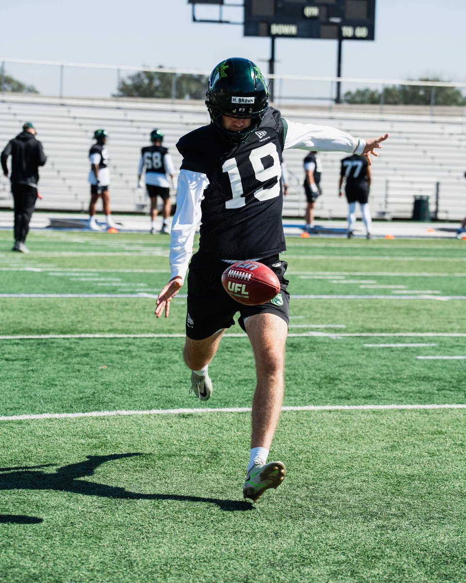 NoahBeauso's tweet image. Mac Brown (#19) punting for the
@UFLKings during Day 1 of UFL Training Camp
#UFL | #BetweenTheGoalposts