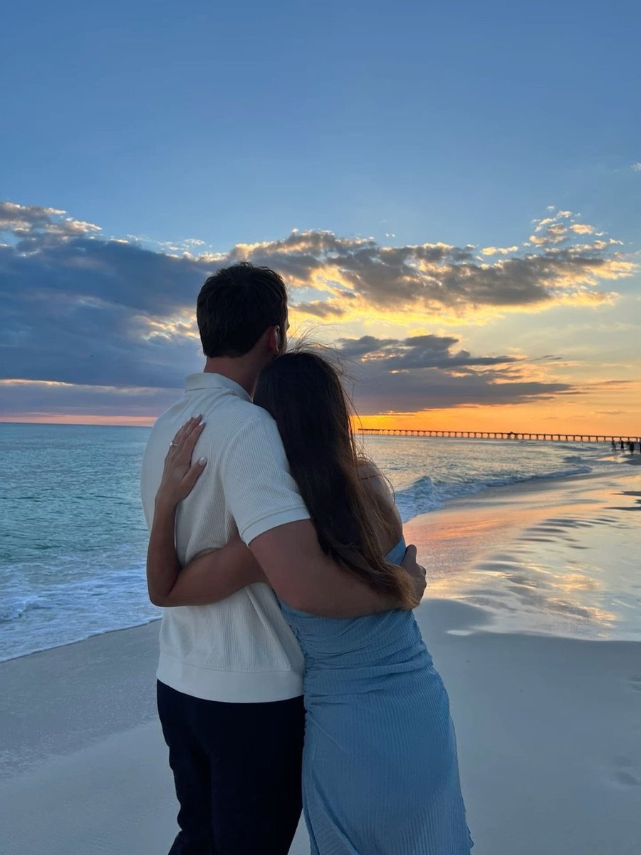 وإذا ضاقت بي الدروب
أجد في حضنها ملاذي
واحةً للعاشقين
وإذا ناداني الموت
أمضي على آثارها حافي القدمين
وإذا خلّد الزمان اسمي
فقلبي لن يعرف سواها في السماوات
🩵❤️
#كاريزما76
#بوح_المشاعر
#رساله_لقلبك
#مساء_الخير

#الهلال_التعاون
#جرايم_الامارات_في_السودان