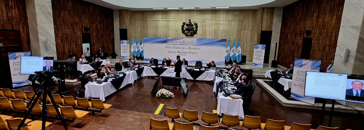 Hay 14 comisionados presentes en la sesión. 7 votan por incluir al aspirante Ronalth Ochaeta, 7 votan por excluirlo.
Ochaeta dirigía la Odhag en época del obispo Juan Gerardi, cuando fue elaborado el informe Guatemala Memoria del Silencio, REMHI.