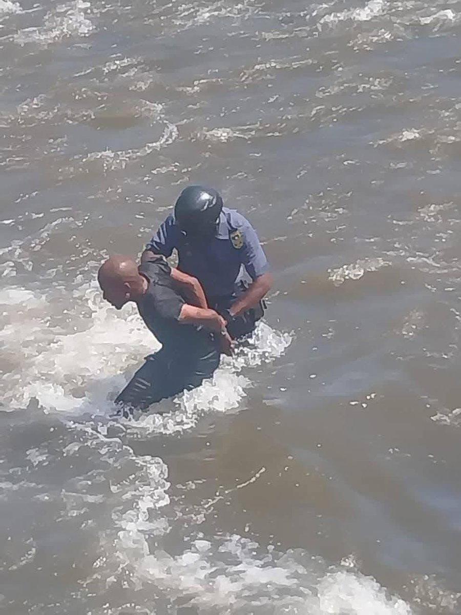 Ungabona ngathi amapolisa awawenzi umsebenzi wabo untill afune wena🤞😂😂😂