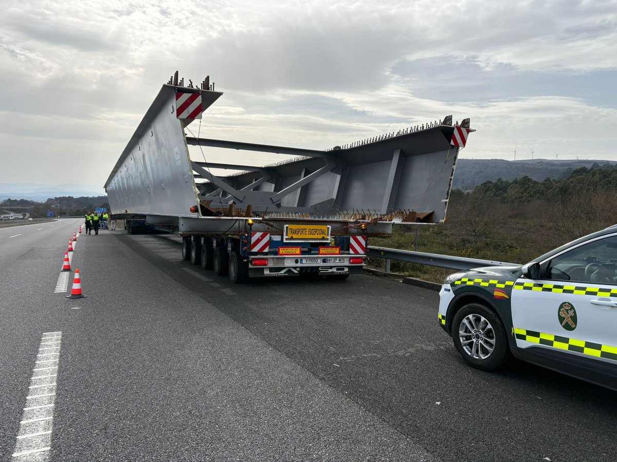 guardiacivil's tweet image. 🚓 La #AgrupaciónDeTráfico de la Guardia Civil escolta el transporte de una estructura metálica de grandes dimensiones desde #Pontevedra hasta #Murcia.

📏 8 m de ancho | 4 m de alto
⚖️ 160 toneladas

🚧 Este tipo de escoltas es fundamental para la seguridad vial, ya que