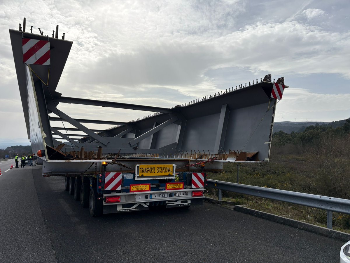 guardiacivil's tweet image. 🚓 La #AgrupaciónDeTráfico de la Guardia Civil escolta el transporte de una estructura metálica de grandes dimensiones desde #Pontevedra hasta #Murcia.

📏 8 m de ancho | 4 m de alto
⚖️ 160 toneladas

🚧 Este tipo de escoltas es fundamental para la seguridad vial, ya que