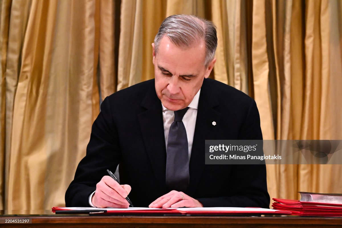 Quel est la crédibilité de Carney après ce cirque?

Au Canada, les "décrets" à l'américaine n'existent tout simplement pas.

Sur cette photo de mars 2025, il faisait semblant de signer un décret comme le fait un président américain.

Sauf qu'au Canada, le premier ministre doit