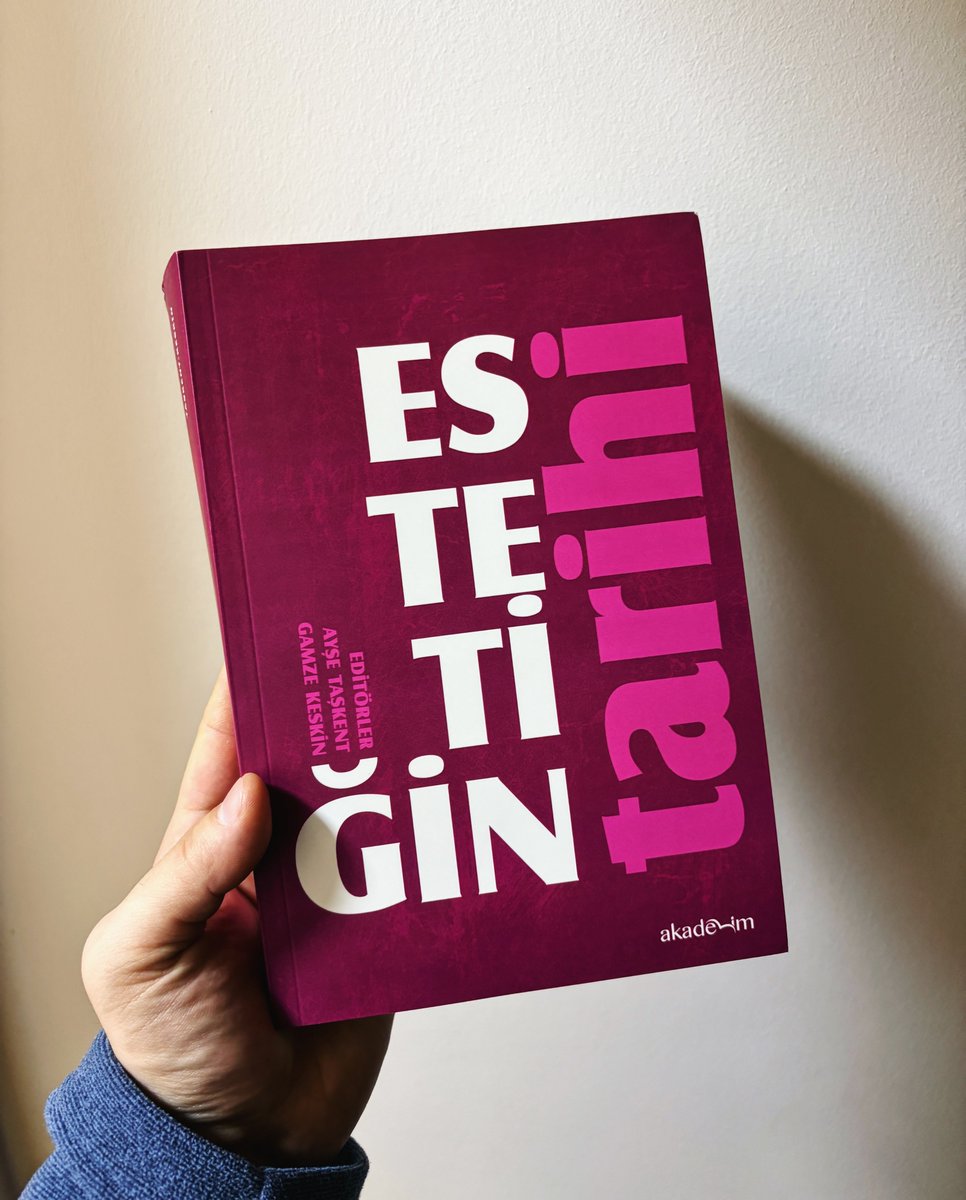 bibliyoteka's tweet photo. Ayşe Taşkent ve Gamze Keskin editörlüğünde şöyle önemli bir çalışma çıktı: Estetiğin Tarihi. 35 makalede güzellikten yüceye, temsilden bedenselliğe geniş bir tematik çerçevede estetik düşüncenin tarihi. Çok büyük iş, çok güzel iş. @aysetaskent @gamcje https://t.co/YYdJiVy7td