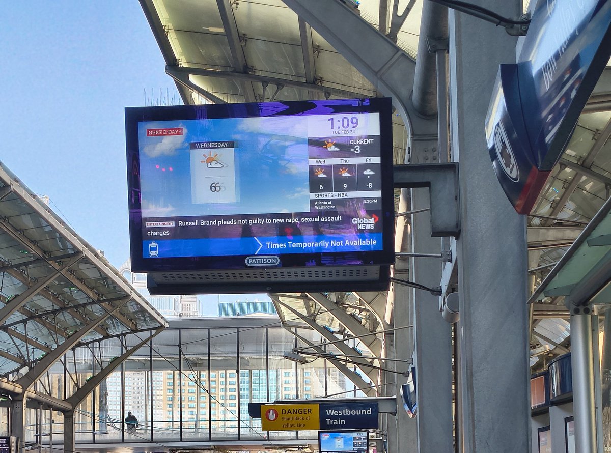 YYC_Andrew's tweet photo. @calgarytransit Why have the LRT live times at the stations been down for so long? It's not in my photo, but some screens show live times, but they're "frozen" in that the countdown never decreases. https://t.co/M4mmBgbtyo