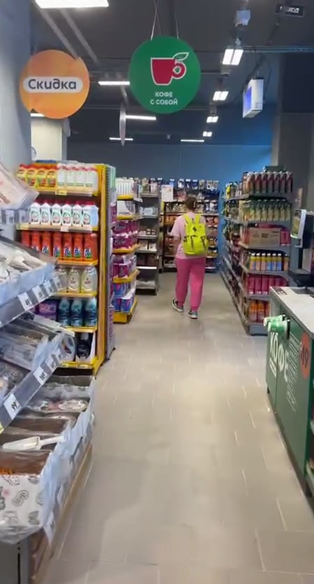 Моя цель - одеваться так, чтобы, если меня собьёт машина, водитель не мог отмазаться фразой "я её не увидел".