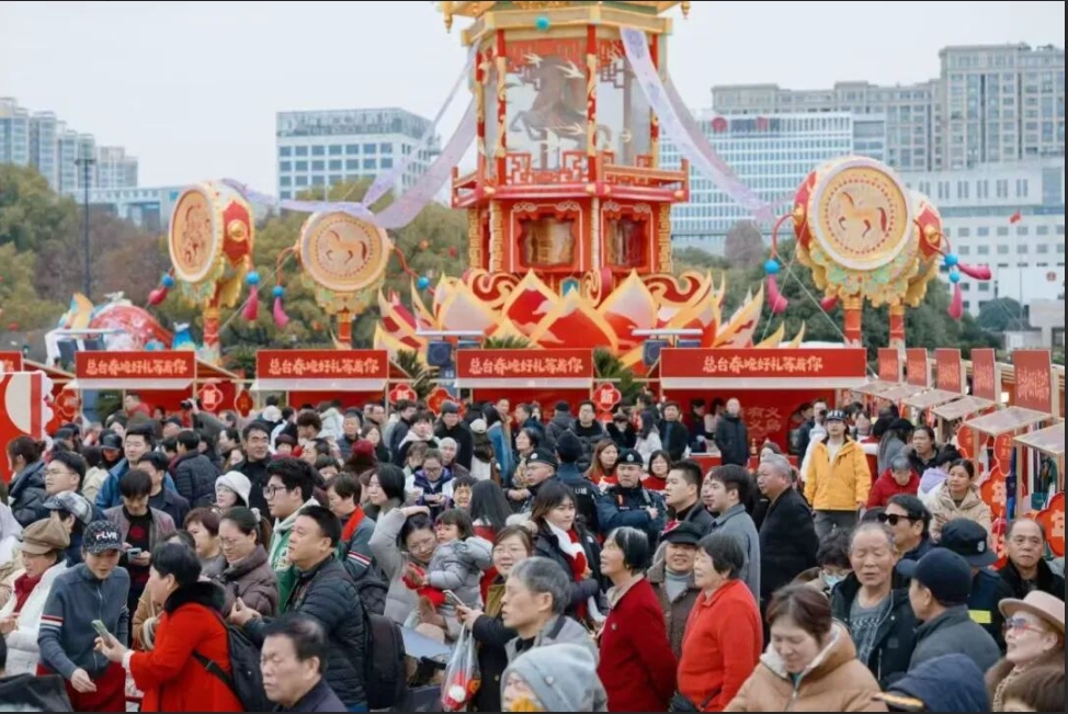 Red lanterns + neon lights = Yiwu Spring Festival. While the city prepares for Gala spotlight, streets already glow with "World's Supermarket" energy. Come feel the vibe! #YiwuSpringFestival #RedLanterns