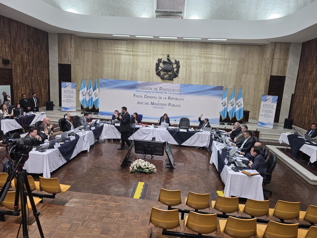 Finalmente, el aspirante Ronalth Ochaeta es incluido en la lista de aspirantes a fiscal general. 11 votos a favor. 
Los únicos que no variaron su rechazo al aspirante fueron la presidenta Claudia Paredes y los decanos E. Sánchez Usera (Upana) y Donald González (UdeO)