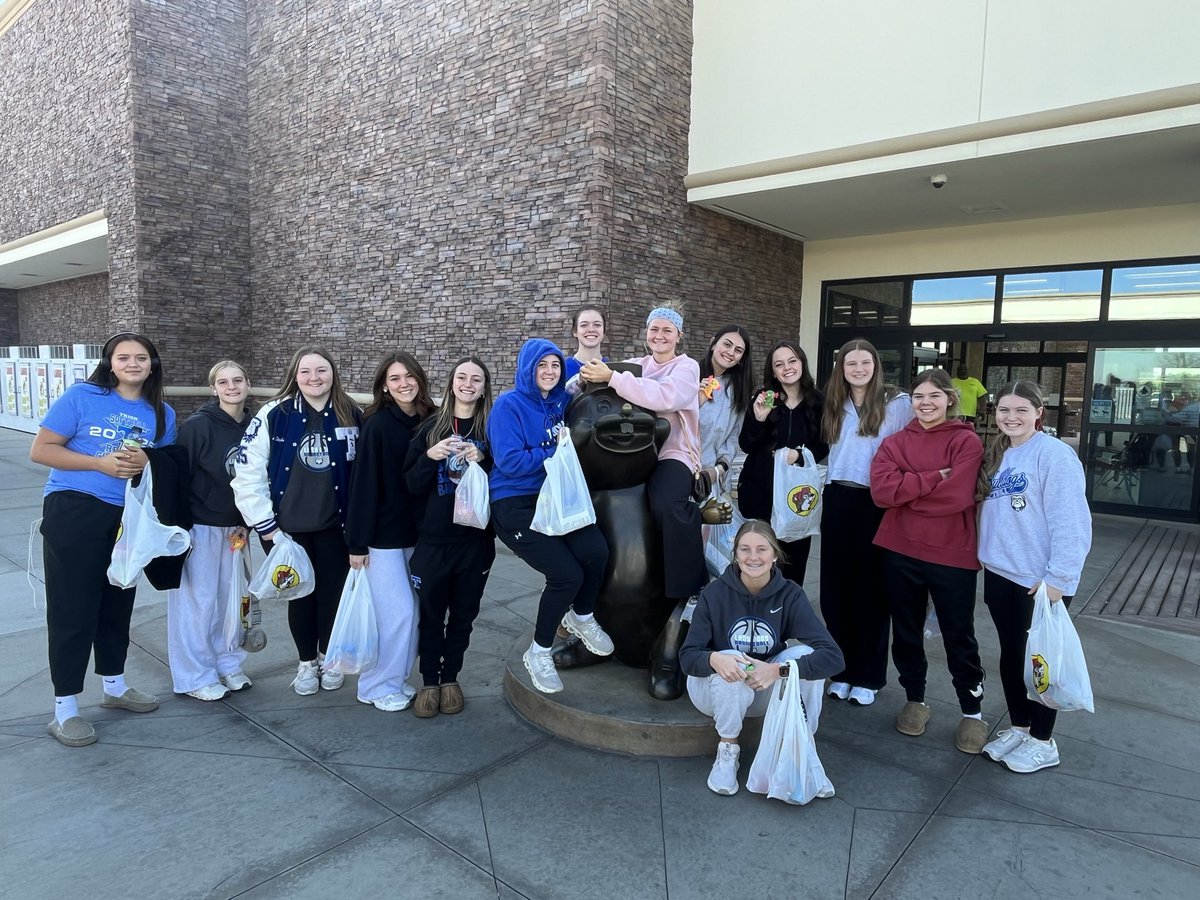 TCSLadyDogsBB's tweet photo. What a good way to stop at Buc-ee’s as a pit stop!🏀🐾💙🦫 #practicelikeadog https://t.co/lXG5c6WKIa