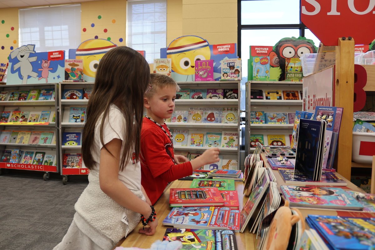 petalschools's tweet image. 📖🌷 The Spring Book Fair is in full bloom at Petal Elementary and Petal Primary School! #GrowingReaders #MomentsMatter