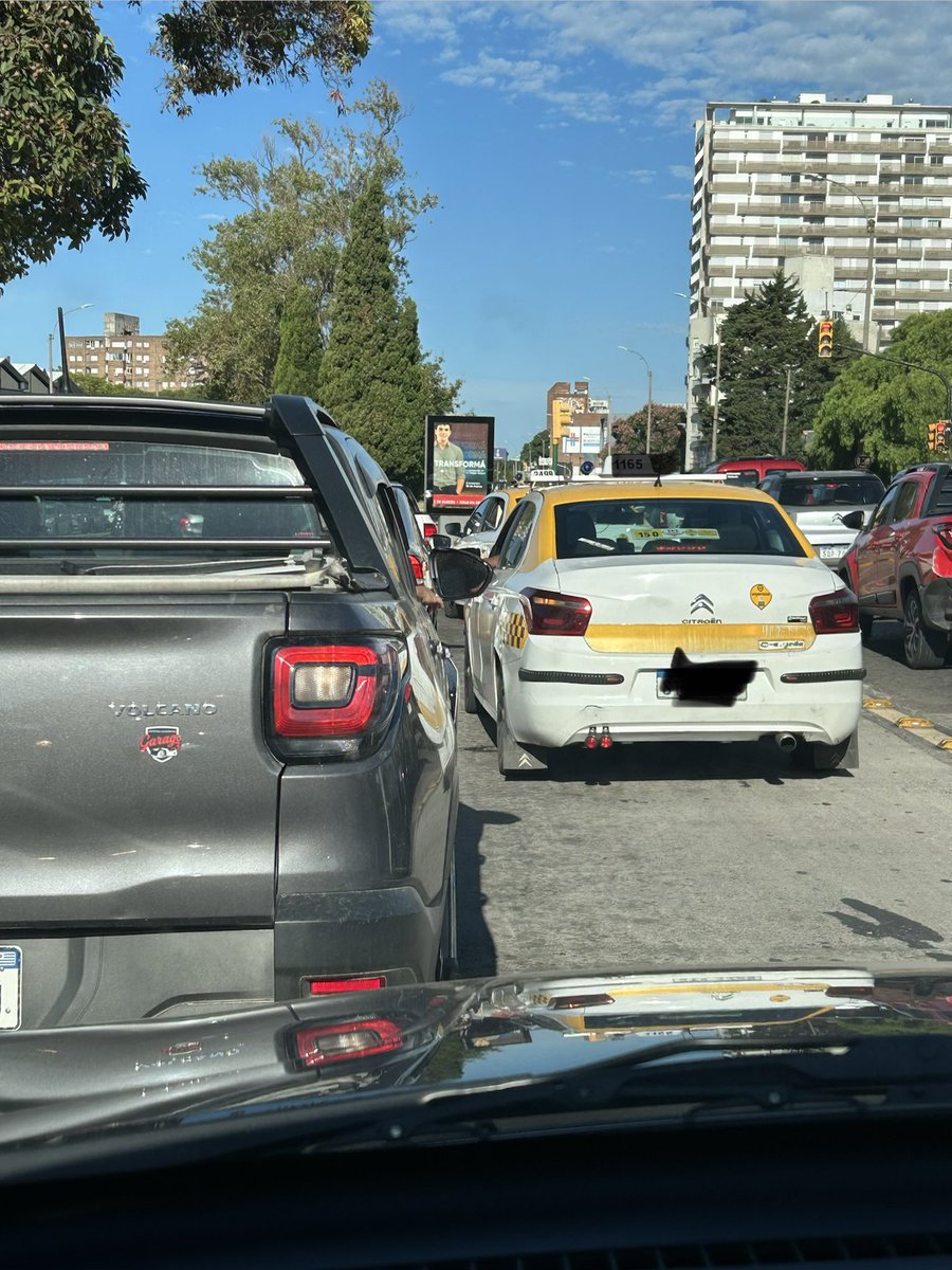 SofiBellafont's tweet photo. Los vivos de siempre … se supone con libreta profesional, “gorroneando” lugar en una fila donde entra 1 auto para doblar ellos se ponen en doble porque muchos de ellos hacen lo que quieren
Todos queremos llegar.
Cambió el semáforo y por supuesto que ellos pasaron .. Que rabia! https://t.co/ZnGfJ1halb