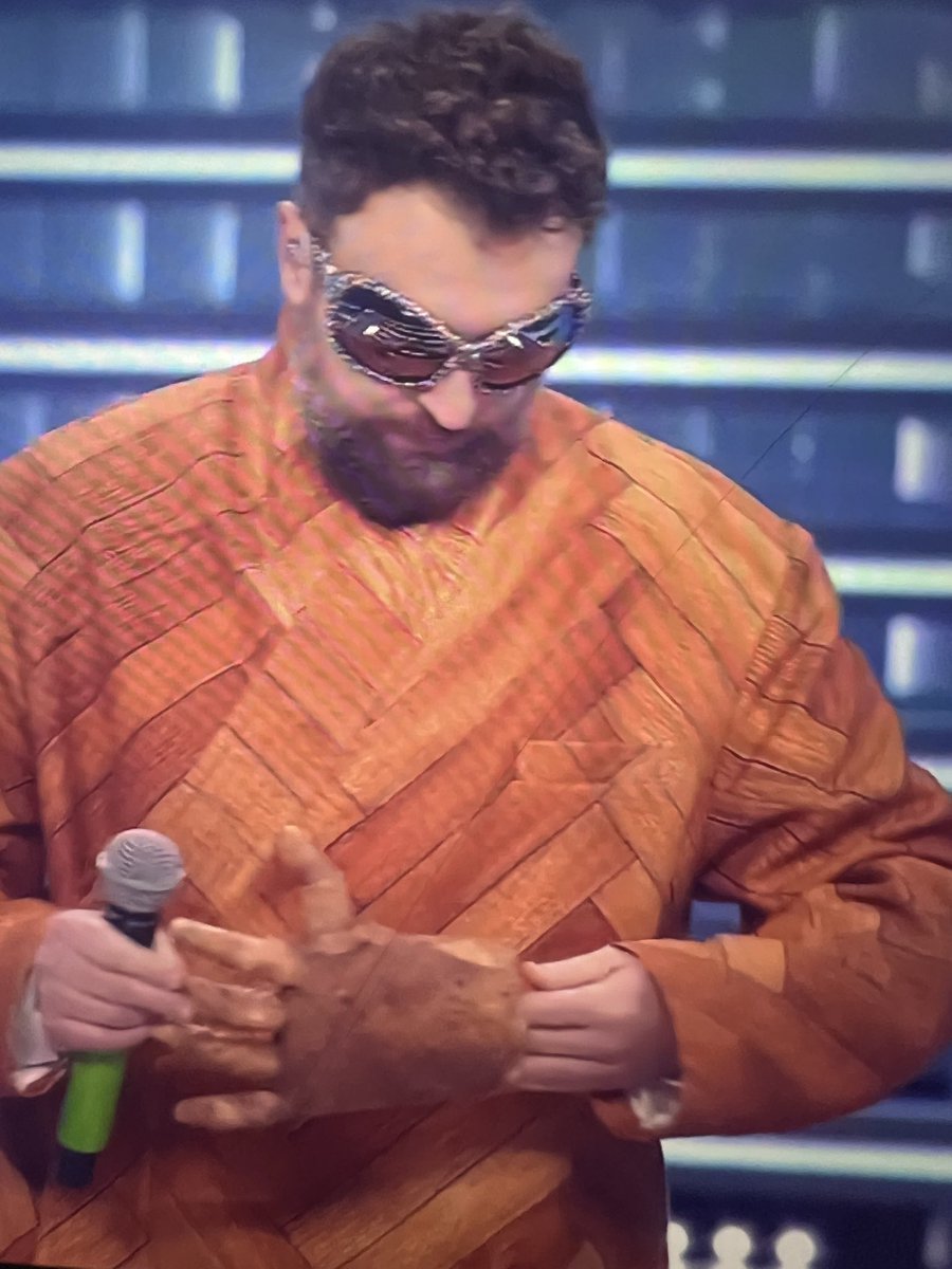 GiuliaBernaus's tweet photo. Io che faccio l’agente immobiliare alla prossima visita: “in questa camera pavimento alla Dargen D’Amico” #Sanremo2026 https://t.co/GoYdKYmr0t