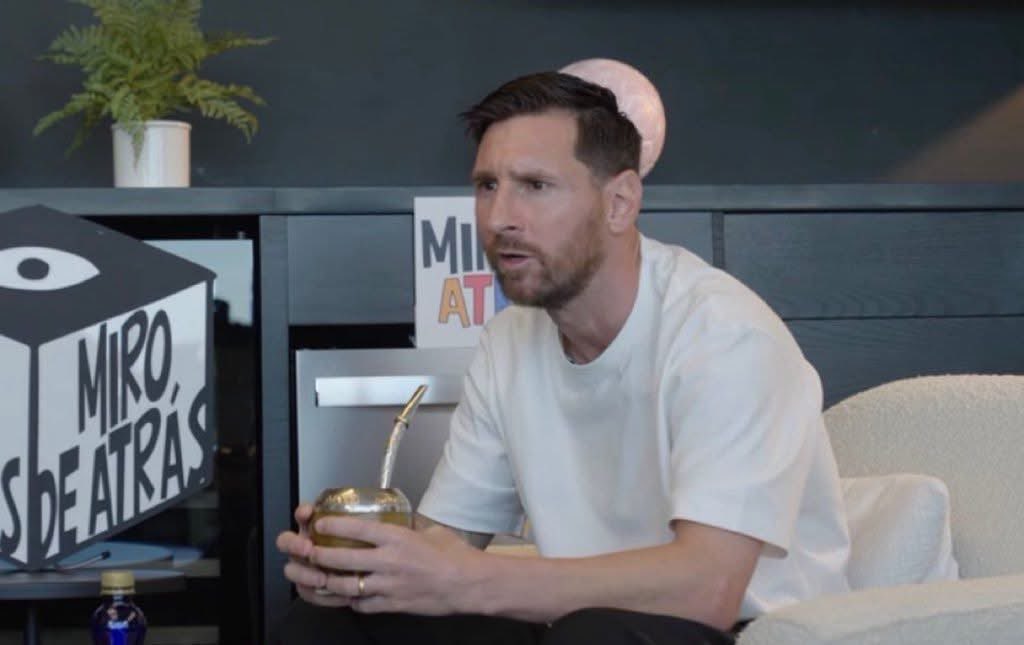 — MESSI: “Hoy en día me resulta extraño que está nueva generación salga a hablar públicamente de lo que ocurrió durante un partido o dentro de un vestuario. En mis tiempos todo se quedaba en la cancha".

¡HABLÓ EL GOAT! 😎🐐