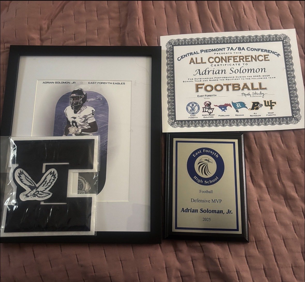 AdrianSolomonj2's tweet photo. More than grateful to be apart of the program!! once an eagle always an eagle 🦅 @CoachWillert  @CoachJimmy51 @Whick_44 @CoachBryant14 @CoachSimmonsEF @CVaughan598  @LGoodwin002 https://t.co/rBfAfPwumQ