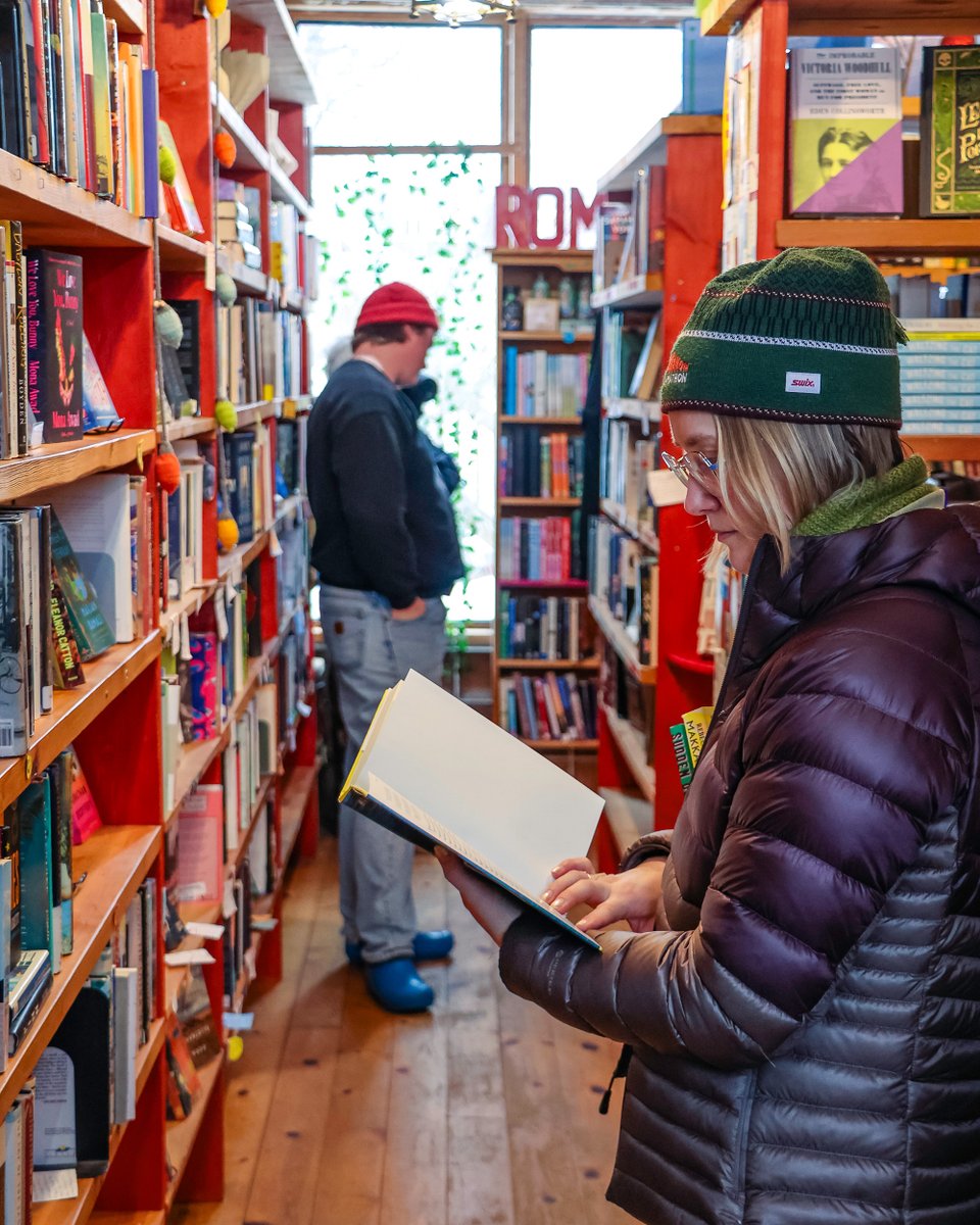 Bayfield_WI's tweet photo. Add a little shopping to your winter itinerary. 🛍️❄️

#BayfieldWI area shops are open and ready for a little winter wandering. Browse independent bookstores, outdoor outfitters, art galleries, and unique boutiques.