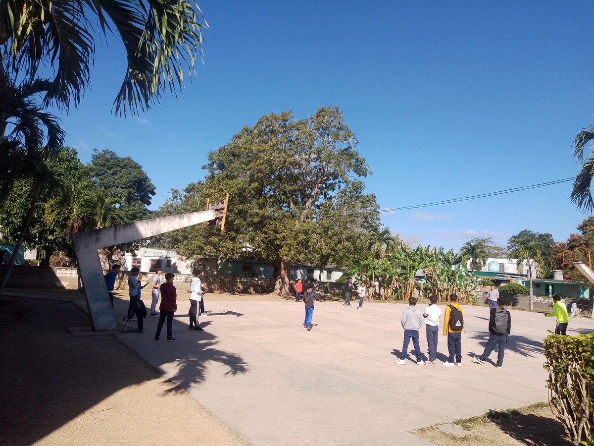 educarabos's tweet photo. “Sí al deporte y no a las drogas”  
Los estudiantes de la @esbusrl eligen el camino del esfuerzo, la alegría y la salud. Cada juego, cada meta, cada sonrisa es una victoria contra lo que daña. ¡Con energía y compromiso, construyen su futuro!  
#ContraLasDrogasSeGana https://t.co/taww5kYGCJ
