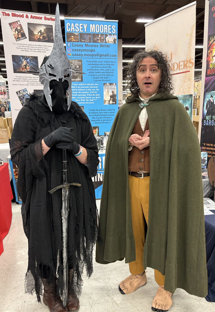 Trouble for Frodo at #albuquerque #comiccon 2026. #lotr