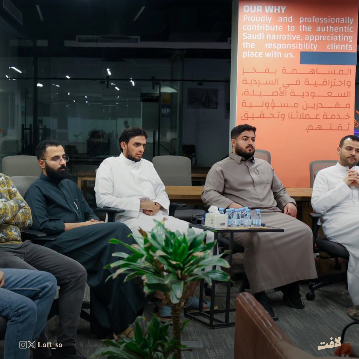 في ليلةٍ رمضانيةٍ مختلفة، اجتمعنا في كرسي #لافِت 🧡
واصطحبنا أ. محمد المطيري في لقاء بعنوان: كيف تقرأ القرآن الكريم من جديد؟ في رحلةٍ أعادت النظر في علاقتنا بالقرآن الكريم؛ لنتجاوز التلاوة إلى المعايشة، ونقرأ المعاني بوعيٍ أعمق، ونقترب أكثر من أثره في تفاصيل أيامنا..
شكراً لكل من