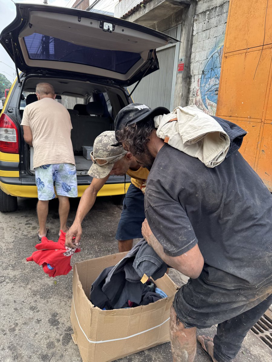 Partilha desta terça feira, hoje levamos pão com salsicha no molho e todinho além de roupas que nos tem chegado, que Deus abençoe 🙌🏻❤️