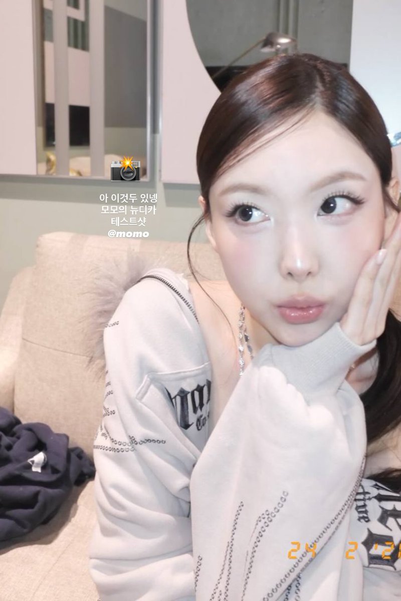 godmitzu's tweet photo. NAYEON BY MOMO WITH HER NEW DIGITAL CAMERA https://t.co/HKG7Dayu0H