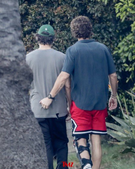 kidd10x's tweet image. Pedro pascal is trending after he was seen getting handsy with pal Rafael Olarra in Los Angeles. 

Via #TMZ