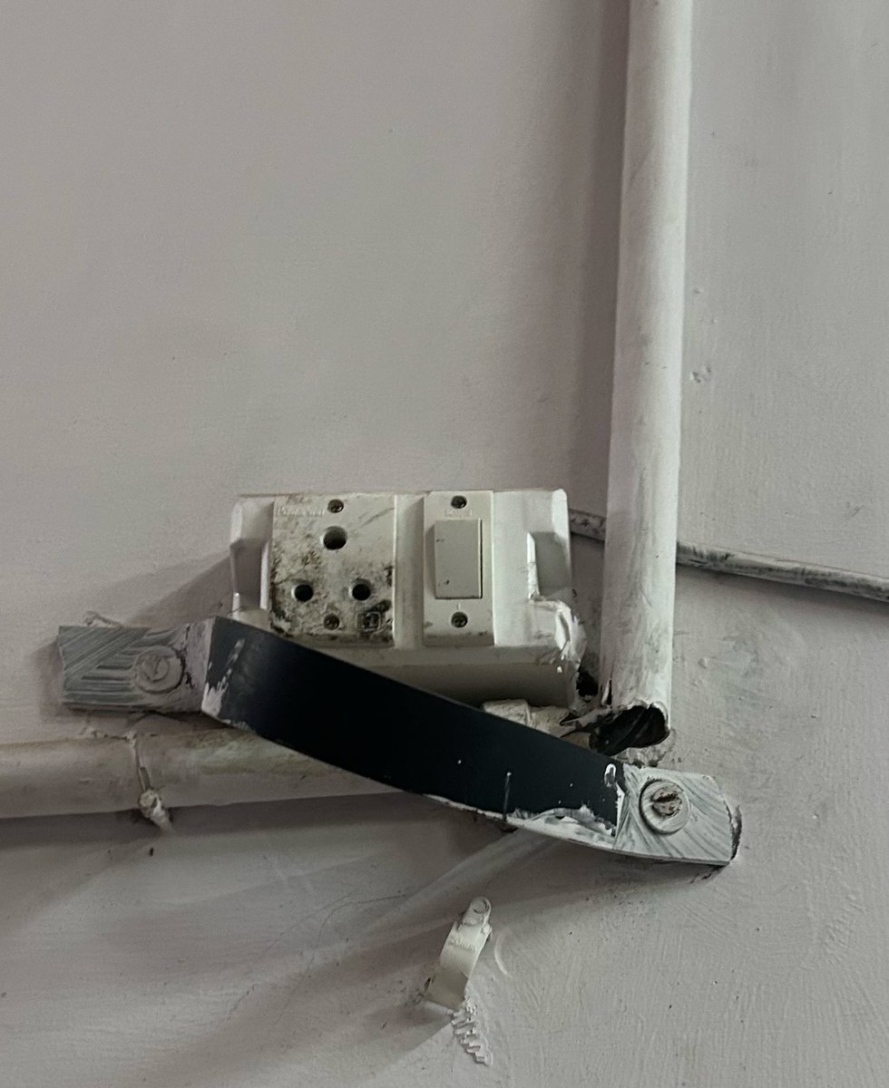 Shashank_604's tweet photo. Dear @RailMinIndia @IndianRailways @RailwaySeva @AshwiniVaishnaw 

The switch board at New Delhi Railway Station is not working, and there is no alternative switch point nearby. This is causing inconvenience to passengers, especially for charging devices. https://t.co/sDB7CXYOgd