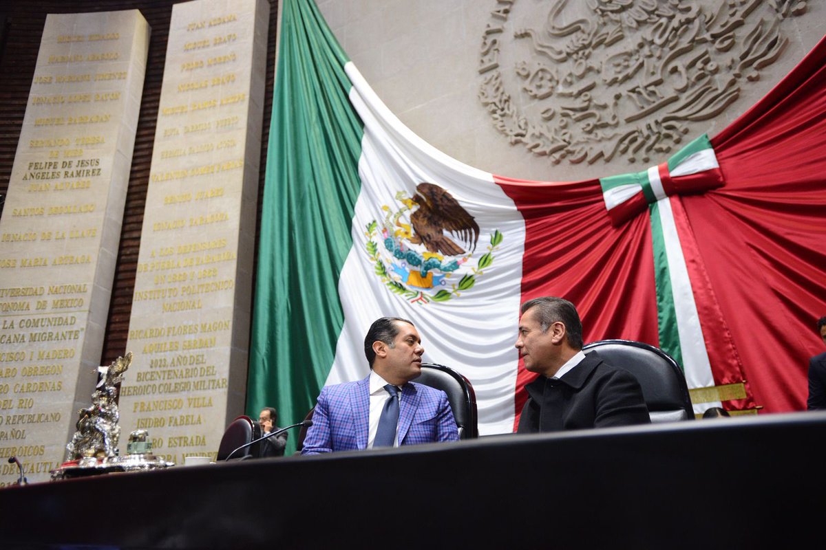 En la <a href="/Mx_Diputados/">H. Cámara de Diputados</a> estamos en la discusión de la reforma constitucional para reducir la jornada laboral de 48 a 40 horas a la semana, con goce de sueldo íntegro. 

Una reforma que beneficiará a las y los trabajadores zacatecanos.