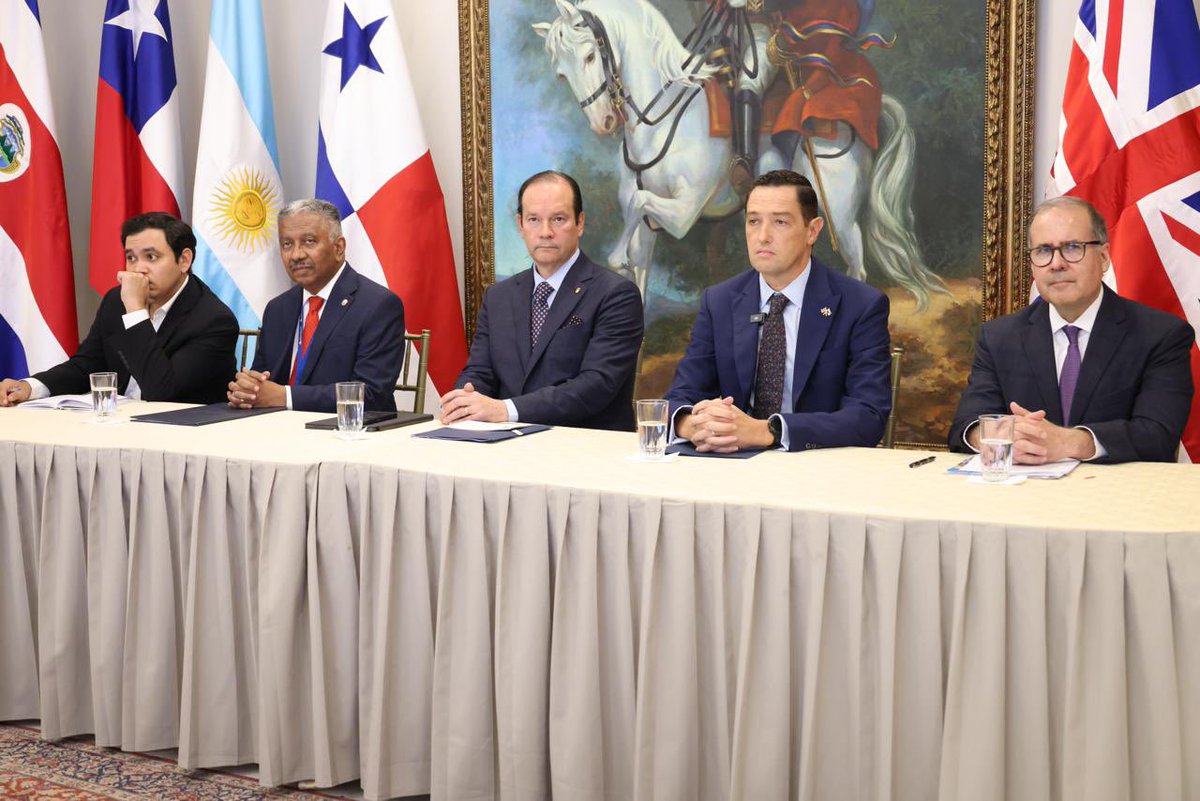 CancilleriaPma's tweet photo. “Panamá lidera la transformación sostenible; somos carbono negativo y la bioeconomía impulsa el crecimiento verde” 🌎🌱 afirmó el canciller @javierachapma al inaugurar la Misión 2026 de Bioeconomía, con sede en el país. 
📍Nota completa: https://t.co/nJ0l2JQs2Z https://t.co/LEAeIUEatd