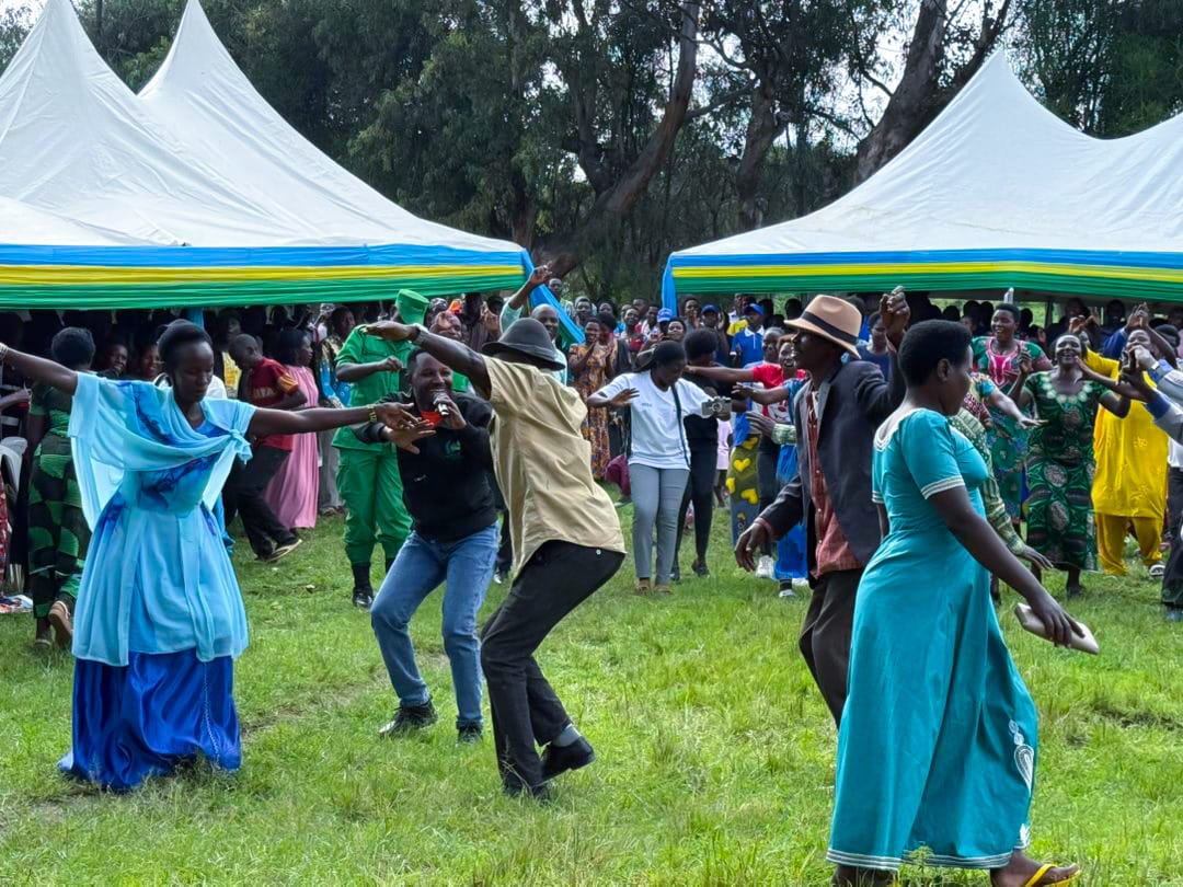 intoretuyisenge's tweet image. Ubukangurambaga bwo kurwanya icuruzwa ry'abantu bwateguwe na @RIB_Rw kubufatanye na @IOMRwanda bwakomereje muri @NyagatareDistr mu Kagari ka #Ndego gahana imbibi n'Igihug cya Uganda!abaturage bigemej kuba ijisho ry'umuturanyi n'Igihu muri Rusange aho bari ku #Nkiko @Murangira_BT