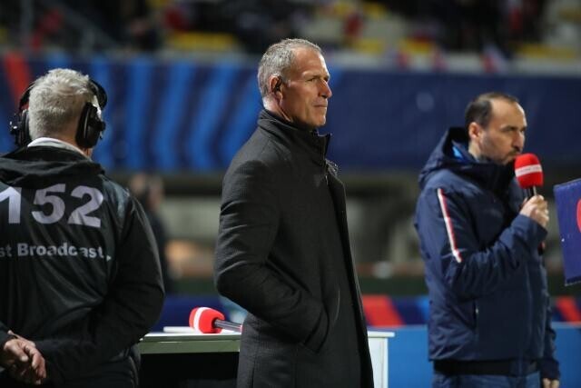 L'ancien capitaine du quinze de France Olivier Magne a annoncé ce mardi sur les réseaux sociaux qu'il rejoignait l'OL comme préparateur mental. Il travaillera en binôme avec Raphaël Homat, un préparateur mental plus expérimenté.

➡️ l.lequipe.fr/tkm