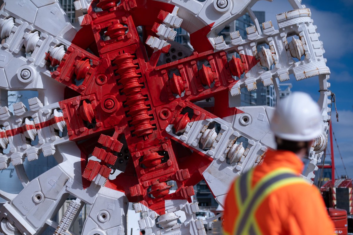 MetrolinxFR's tweet photo. La tête de forage de Libby est arrivée sur place! Cette pièce absolument spectaculaire du tunnelier est celle qui percera la terre, le sol et la roche alors qu’on creusera sous les rues du centre-ville de Toronto pour construire le tout nouveau métro de la ligne Ontario. (1/3) https://t.co/Zcxtu2B5pY