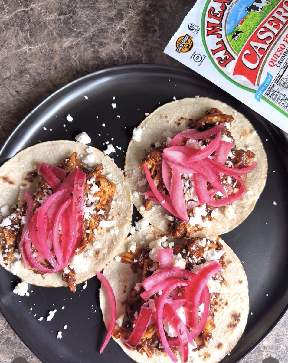 Taco Tuesday done right 🔥🌮 These tacos de mole topped with crumbly Queso Fresco Casero®️ are rich, saucy and packed with #AuthenticSabor 
📸: @pee_eye from IG