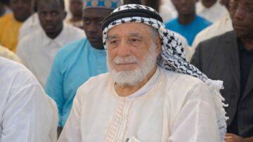 انتقل الى رحمة الله تعالى الشيخ عمر خريس،  الذي كرس حياته لأكثر من 5 عقود لنشر اللغة العربية في غامبيا حيث تخرج على يديه آلاف الطلاب الأفارقة، متحديا بذلك ظروف الاغتراب ومحدودية الإمكانات.
ولد في فلسطين وانتقل الى غامبيا في السبعينات وظل بها الى وفاته  
انا لله وانا اليه راجعون