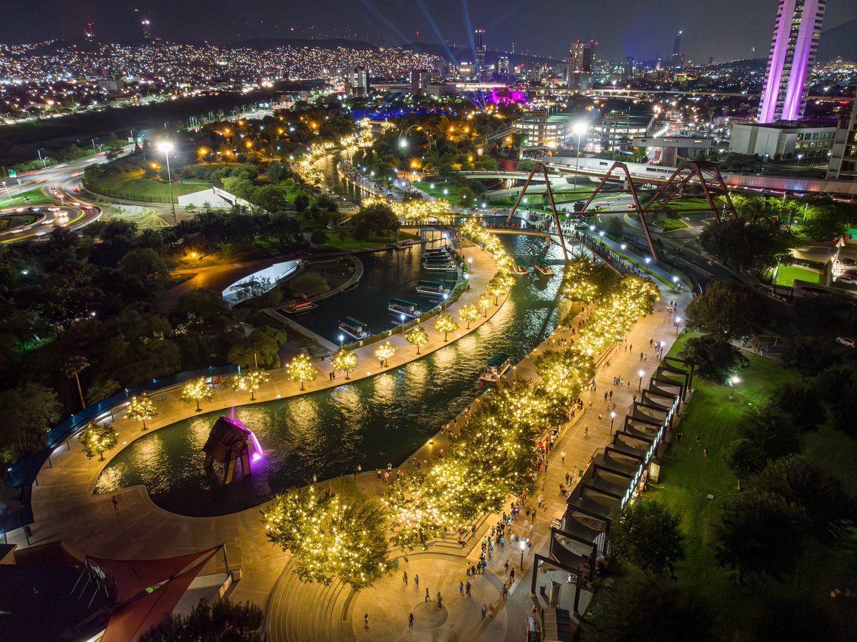 parquefundidora's tweet photo. Desde entonces, nos hemos convertido en un referente turístico y en un símbolo de identidad para Nuevo León. 🌳🏭

Hoy cumplimos 25 años, y el corazón del parque late más fuerte que nunca gracias a ti. https://t.co/dZeYvQ2tlM