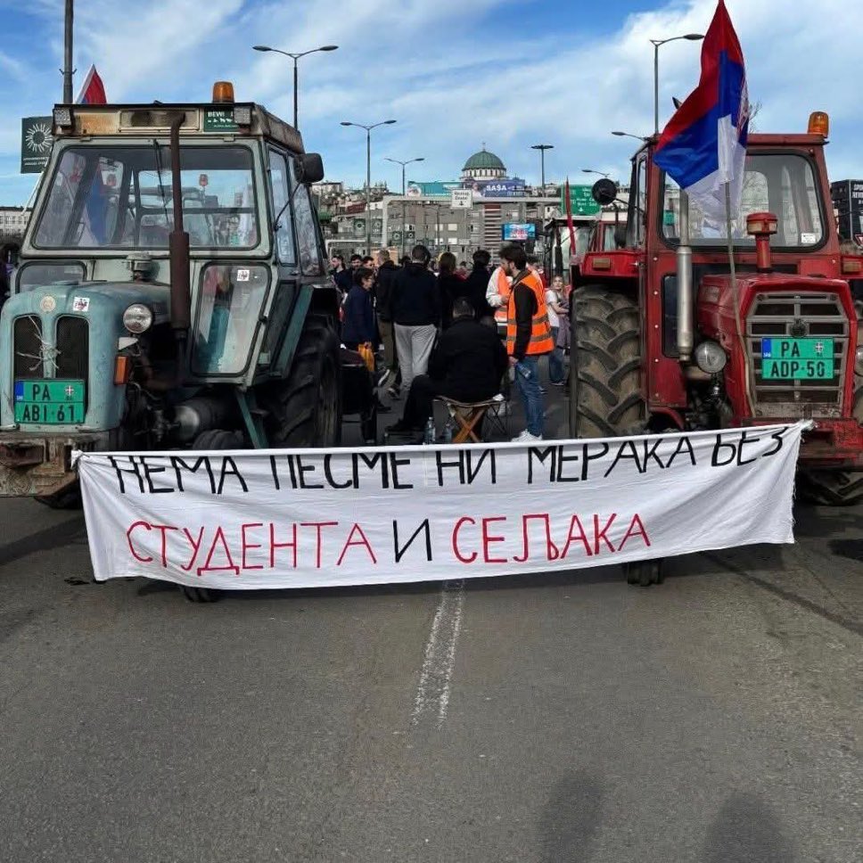 Seljaci žive u gradovima, na selu žive poljoprivrednici. 

Na barikadama danas stoji ruka koja hrani ovu zemlju i mladost koja odbija da iz nje ode.

Tačka. 🚜🇷🇸
