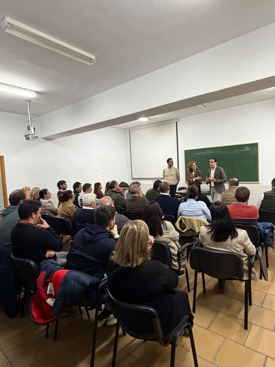 🔵 <a href="/Conrado_Iscar/">Conrado Íscar</a>, <a href="/MariaPardo2706/">Maria Pardo Alvarez</a> y gran parte de la candidatura se reúnen con alcaldes y concejales en Medina del Campo.

🌾 Compromiso real con el medio rural

📢 Propuestas claras, compromiso firme y un proyecto centro en las personas, en las familias y en el medio rural