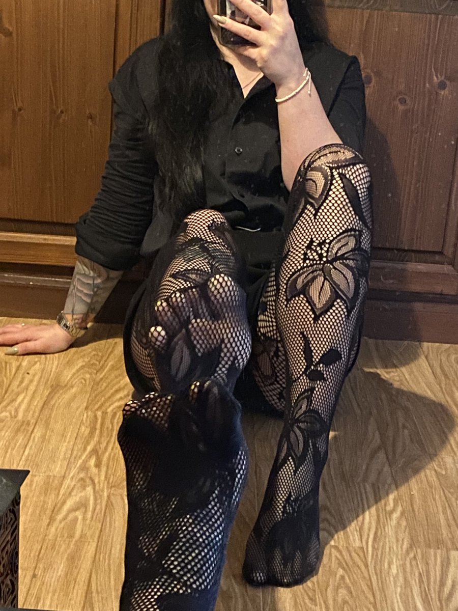 Il y a ce moment précis où tu comprends que tu n’es plus en train de scroller par hasard.  
Tu ralentis. Tu observes.  
Et ton cerveau commence déjà à chercher comment me plaire.  

Tu te dis que c’est ridicule d’être affecté par une simple photo…  
Mais ton corps ne ment pas.