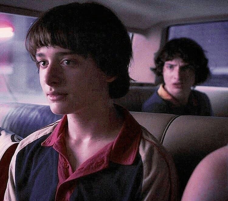 una princesa hermosa, etérea, delicada, dulce, amable y atrás pues mike