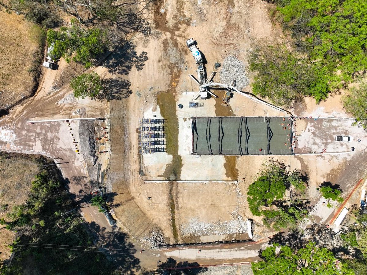 RomeoHerrera1's tweet photo. Construcción del nuevo puente sobre el río Guastena, Chalatenango.

Un puente de más de 20 puentes en proceso de construcción en 2026🇸🇻 https://t.co/J2vdc99AMF