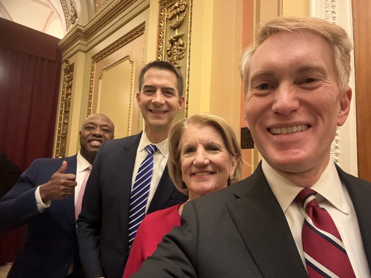 SenatorLankford's tweet photo. Getting ready to walk the President in for tonight’s State of the Union! https://t.co/AEMidZdWpa
