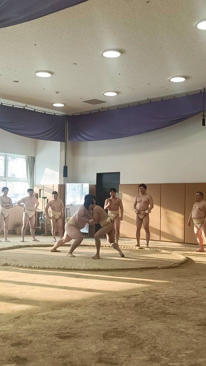 2/21に卒部される四年生6名の追いコンを行いました｡
四年生の選手は最後のぶつかり稽古を行い、土俵を後にしました｡
最後はプレゼントを渡し、お互いのこれからの活躍を応援し合いました｡
引退される四年生の皆さんは四年間、お疲れ様でした。