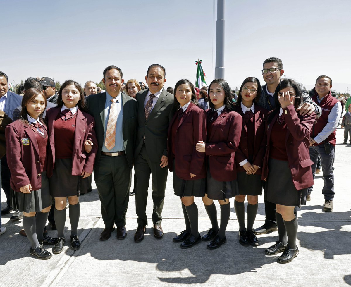 ⭐️Gracias a las escoltas y bandas de guerra 🥁 integradas por nuestras y nuestros estudiantes de educación básica y media superior que formaron parte de la ceremonia conmemorativa al #DíaDeLaBandera.🇲🇽
Demostraron disciplina y amor por nuestra historia.🙌🏻✨
#ElPoderDeLaEducación
