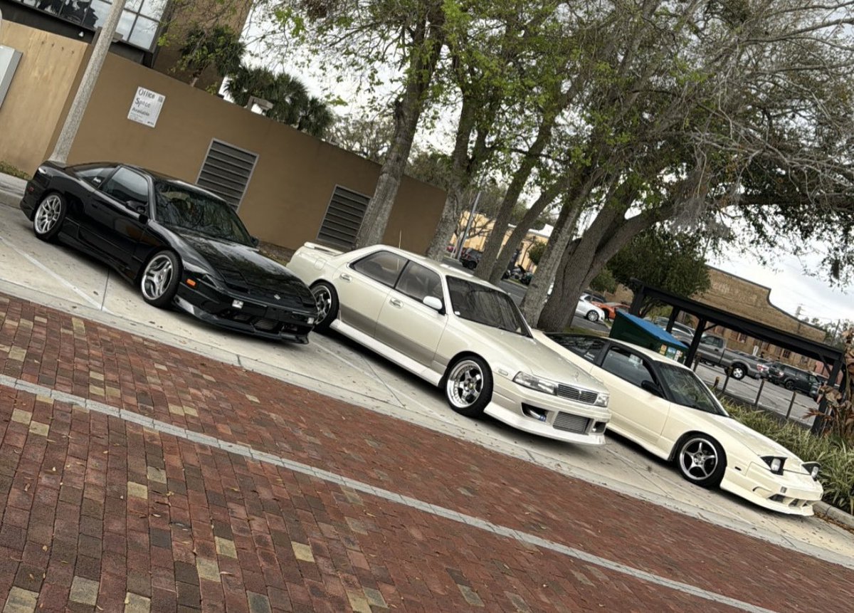 ryu______c34's tweet photo. 海外ニキから
ヨォ！おめぇの乗ってた車今俺が世話してるぜ！ってDMきた
フロリダにおるらしい
陸送時の車高カチ上げ状態やんけw https://t.co/30ljxvAq7Z
