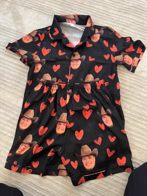 lmfaoo I got someone's order for their man on pajamas and I'm debating keeping them bc they are comfy