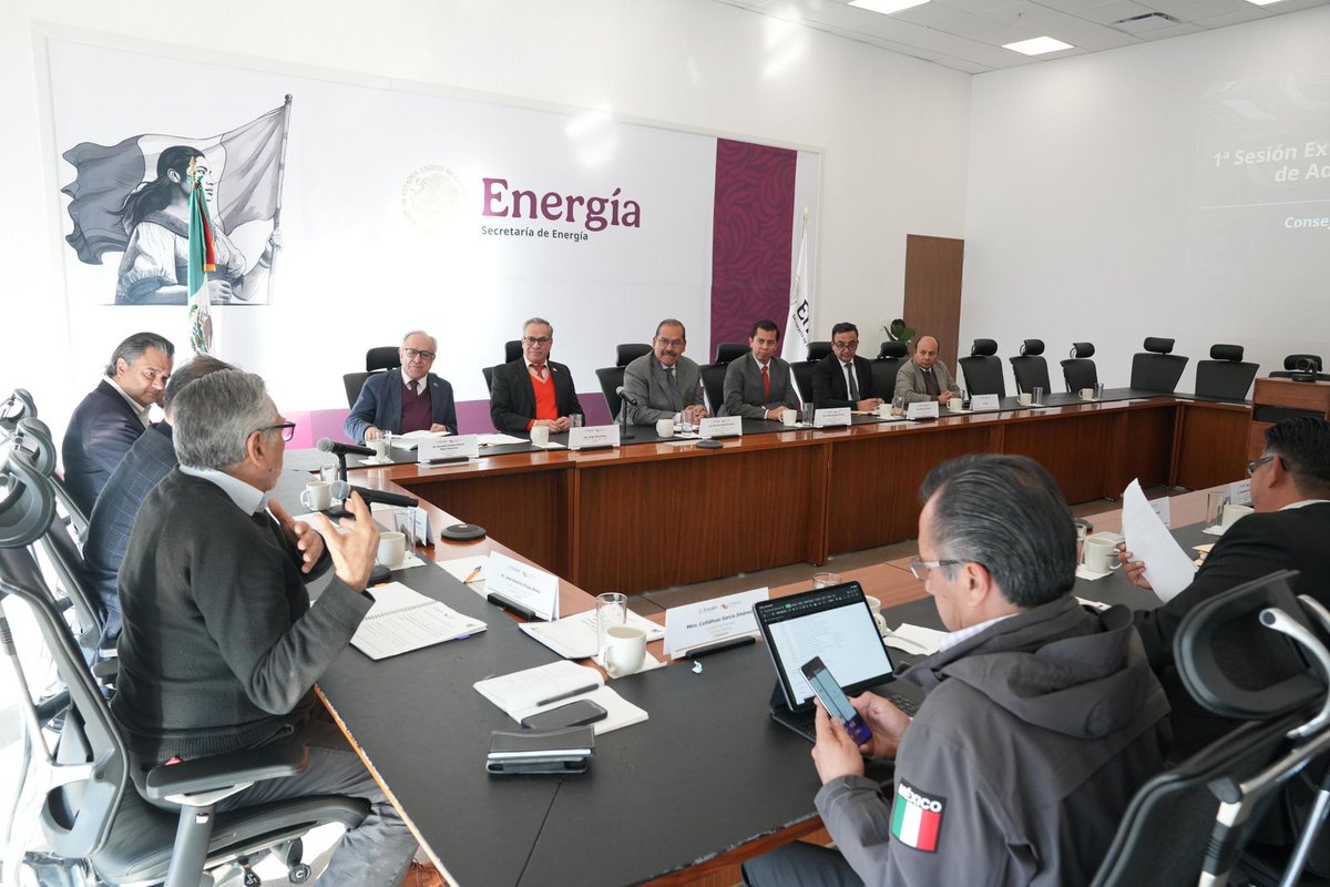 SENER_mx's tweet photo. 👉🏼 Se llevó a cabo la sesión para autorizar el Programa Estratégico del @CenaceMexico 2026-2030, para asegurar un suministro eléctrico 💡 continuo y eficiente, alineado con la nueva política energética y garantizar el control operativo del Sistema Eléctrico Nacional (SEN) ⚡. https://t.co/G0doTdghgg