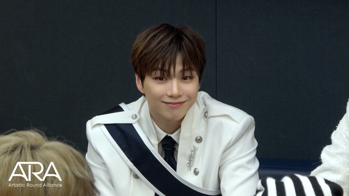 강다니엘 엠카운트다운 비하인드 이미지